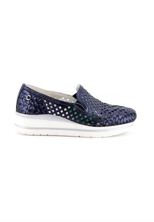 Scarpa slip-on tessuta blu navy con superficie testurizzata, dotata di suola bianca e accenti grigi. La parte superiore presenta un design aperto e a motivo per garantire traspirabilità.