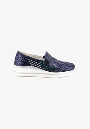 Scarpa slip-on tessuta blu navy con superficie testurizzata, dotata di suola bianca e accenti grigi. La parte superiore presenta un design aperto e a motivo per garantire traspirabilità.