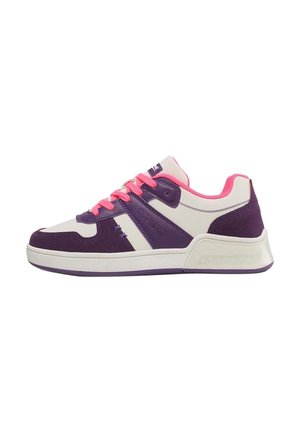 Zapatilla deportiva en púrpura y blanco con detalles en rosa, que presenta un cuello acolchado, material texturizado y una suela con patrón. Los cordones son de un rosa brillante.