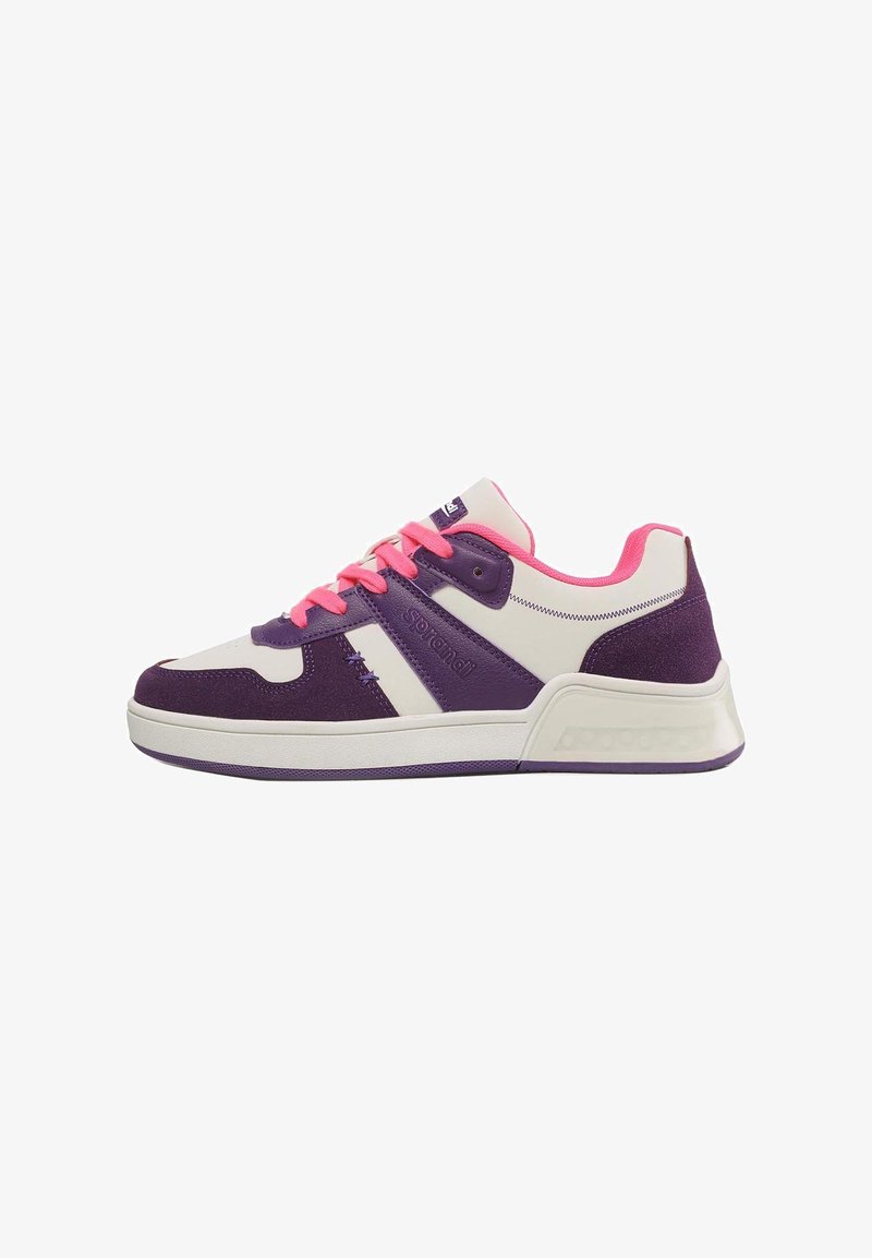 Zapatilla deportiva en púrpura y blanco con detalles en rosa, que presenta un cuello acolchado, material texturizado y una suela con patrón. Los cordones son de un rosa brillante.