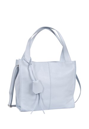 Hellblaue Ledertasche mit zwei kurzen Griffen, einem verstellbaren Schulterriemen und einem kleinen dekorativen Anhänger.
