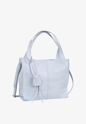 Hellblaue Ledertasche mit zwei kurzen Griffen, einem verstellbaren Schulterriemen und einem kleinen dekorativen Anhänger.
