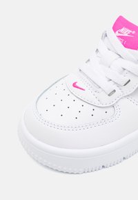 Nike Sportswear FORCE 1 LOW EASYON - Sneakers basse - white/laser fuchsia