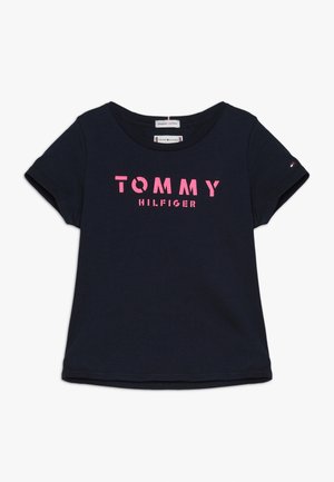 Marineblå kortærmet bomuld T-shirt med lyserødt "TOMMY HILFIGER" logo på fronten og lille flaglogo på venstre ærme.