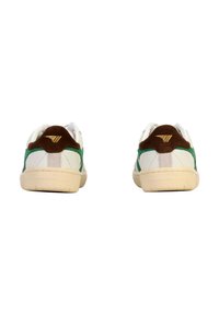 Baskets blanches avec des accents verts et bruns, présentant un talon en daim doux, une semelle en caoutchouc texturée et un logo minimal à l'arrière.