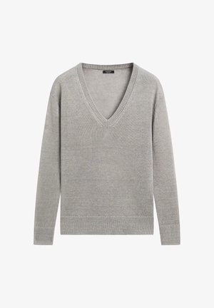 Jasnoszary sweter z dzianiny z długimi rękawami i głębokim dekoltem w kształcie litery V, ułożony na białym tle.