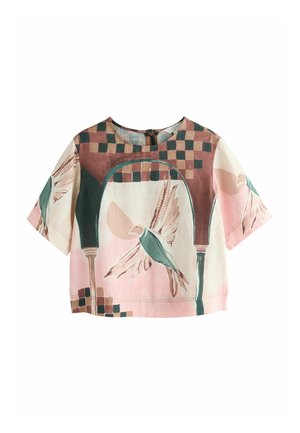 Kortærmet top med et mønster af fugle og buer i pink, grøn og brun, der har rund halsudskæring og knaplukning på ryggen.
