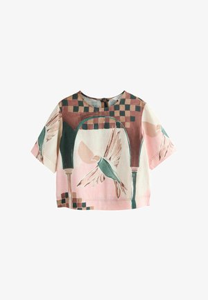 Kurzärmeliges Oberteil mit einem Muster aus rosa, grünen und braunen Vögeln und Bögen, mit rundem Ausschnitt und Knopfverschluss auf der Rückseite.