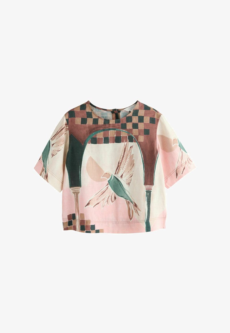Korte mouw top met een patroon van roze, groene en bruine vogels en bogen, voorzien van een ronde halslijn en een knoopsluiting aan de achterkant.