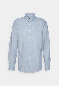 Camicetta da uomo azzurra chiara con un discreto motivo a quadri piccoli, maniche lunghe, chiusura a bottoni e colletto classico, esposta su uno sfondo bianco.