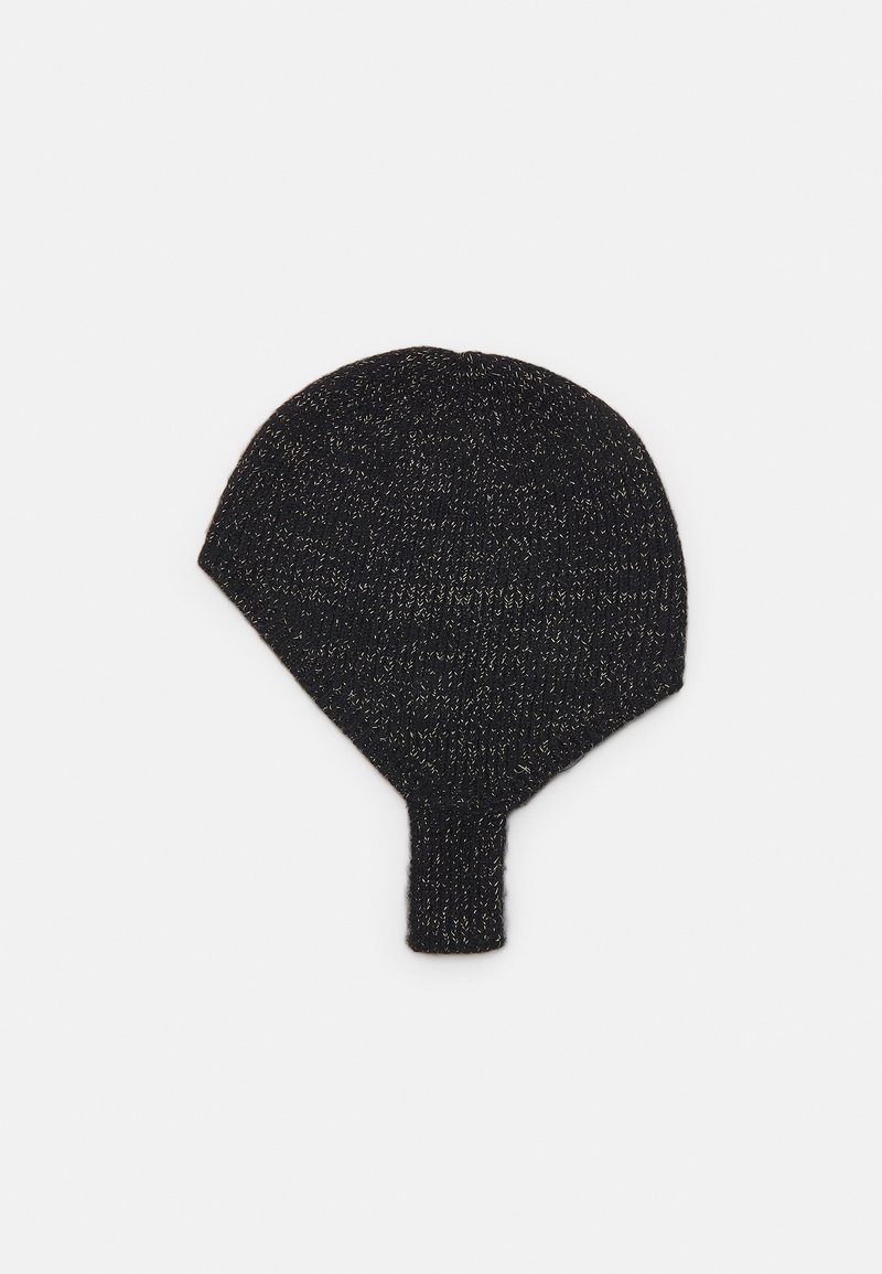 Gorro de malha preto com um acabamento texturizado e fios metálicos subtis. Apresenta um topo pontudo e uma tira para o pescoço para um uso seguro.