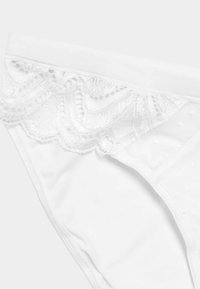 Witte kant lingerie met een golvende kanten rand, met een gladde stof, stippenstructuur en een elastische tailleband voor comfort.