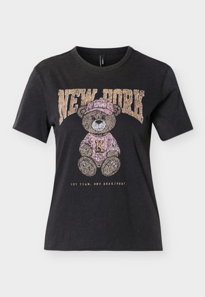 Fekete rövid ujjú póló egy rózsaszín sapkát és pulóvert viselő mackóval, felette a "NEW YORK" felirat, alatta pedig a "ONE TEAM. ONE HEARTBEAT." szöveg.