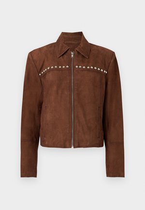 Chaqueta de ante marrón con tachuelas plateadas en el pecho, cremallera frontal, cuello y dos bolsillos laterales.