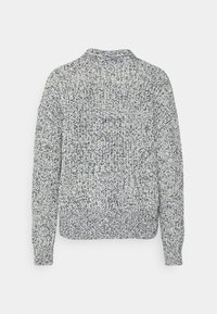 Stickad tröja i vitt och marinblått, med en texturerad yta, långa ärmar och en kraglös design med ribbade mudd och nederkant.