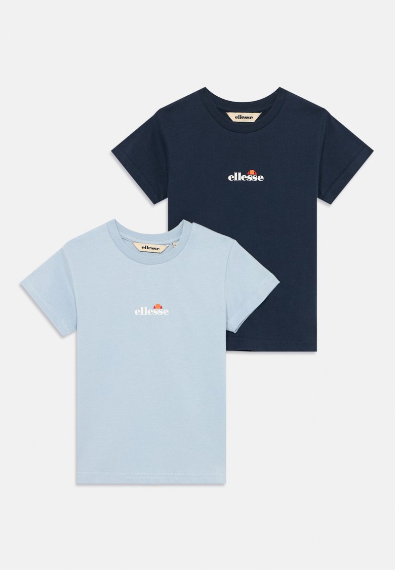 Två t-shirts: en ljusblå och en mörknavy. Båda har korta ärmar och en liten vit logotyp med röda och orange inslag på bröstet.