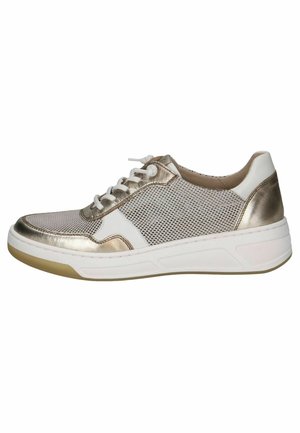 Sneakers métalliques dorés et blancs avec un dessus en maille, un bout rond et une semelle rembourrée. Présente des lacets et un motif texturé.