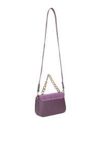 Borsa a mano in pelle viola con patta in suede, catena dorata e tracolla staccabile. Forma rettangolare con dettagli trapuntati sulla parte superiore.