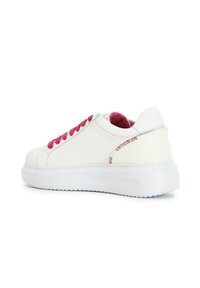 Weiße Sneakers mit pinken Schnürsenkeln, strukturiertem Seitenpanel und gepolstertem Innenraum. Ausgestattet mit einer dicken weißen Sohle und kontrastierenden Nähten an der Ferse.