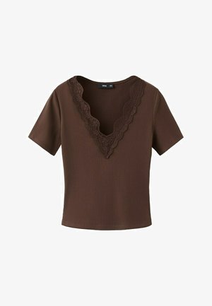 Hnedý krátky rukáv rebrovaný pletený top s hlbokým výstrihom do V lemovaným čipkou s vlnitým okrajom, označený MNG, veľkosť malá.