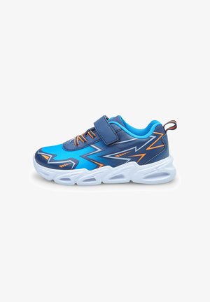Scarpa sportiva blu con tomaia sintetica, cinturino in Velcro e dettagli arancioni. Presenta una suola leggera bianca con sacche d'aria per l'ammortizzazione.
