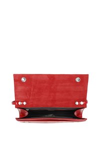 Bolso de mano de cuero rojo con solapa abierta, que revela un interior de tela negra y un compartimento con cremallera en su interior.