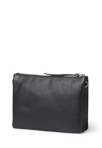Svart läderclutch med en slät textur, rektangulär form, dragkedjestängning på toppen och metallaccenter på sidorna.