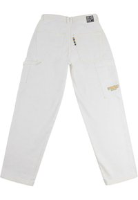 Pantaloni cargo bianchi dal taglio rilassato, con molteplici tasche, un piccolo etichetta colorata e ricami con il logo sulla tasca posteriore.
