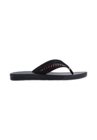 Tongs noires avec une semelle texturée et des fines lanières, présentant un motif d'accent rouge le long de la lanière. Design léger et flexible.