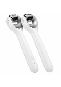 Rouleau facial blanc avec double rouleaux en argent, poignée ergonomique, texture lisse et deux boutons de contrôle. Conçu pour l'application de produits de soin.