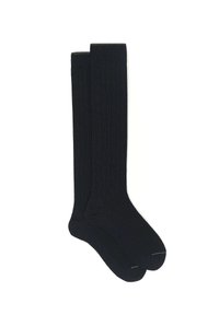 Calze nere al ginocchio con texture a coste. Realizzate in morbido materiale, presentano una punta rinforzata e una parte superiore senza cuciture per il massimo comfort.