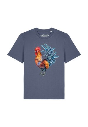 Blauw T-shirt met korte mouwen met een gedetailleerde, kleurrijke haanillustratie in het midden aan de voorkant.