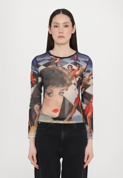 Langarm-Bodysuit aus dehnbarem Material, mit einem bunten Grafikdruck, der das Gesicht einer Frau und Tänzer vor einem karierten Hintergrund zeigt.