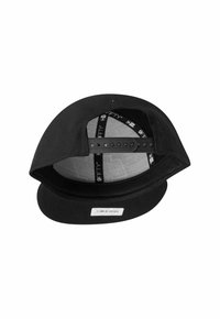 Schwarze Baseballmütze mit flachem Schirm, mit strukturiertem Oberflächenmaterial, verstellbarem Snapback-Verschluss und grauer Stoffauskleidung innen.