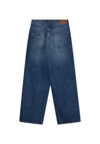 Culottes de mezclilla de talle alto, con un degradado de azul claro a oscuro, dos bolsillos traseros y una etiqueta de cuero en la cinturilla.