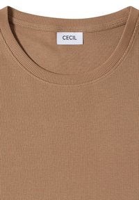 T-shirt beige côtelé à col rond avec une étiquette blanche cousue à l'intérieur du col portant le nom de la marque CECIL en lettres noires.