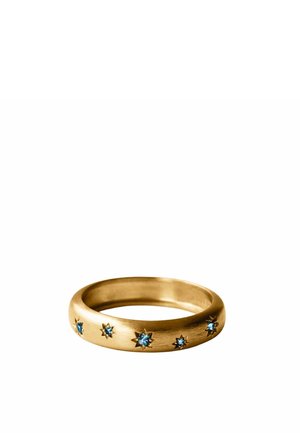 Anillo de banda dorada con cinco pequeñas piedras preciosas azules colocadas en grabados con forma de estrella distribuidos de manera uniforme alrededor.
