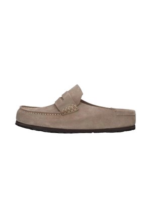 Mocassino beige in suede, tipo slip-on, con dettagli cuciti, una fascia accentuata sollevata e una suola in gomma scura flessibile. Design classico e informale.