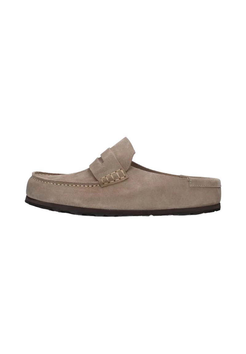 Mocassino beige in suede, tipo slip-on, con dettagli cuciti, una fascia accentuata sollevata e una suola in gomma scura flessibile. Design classico e informale.