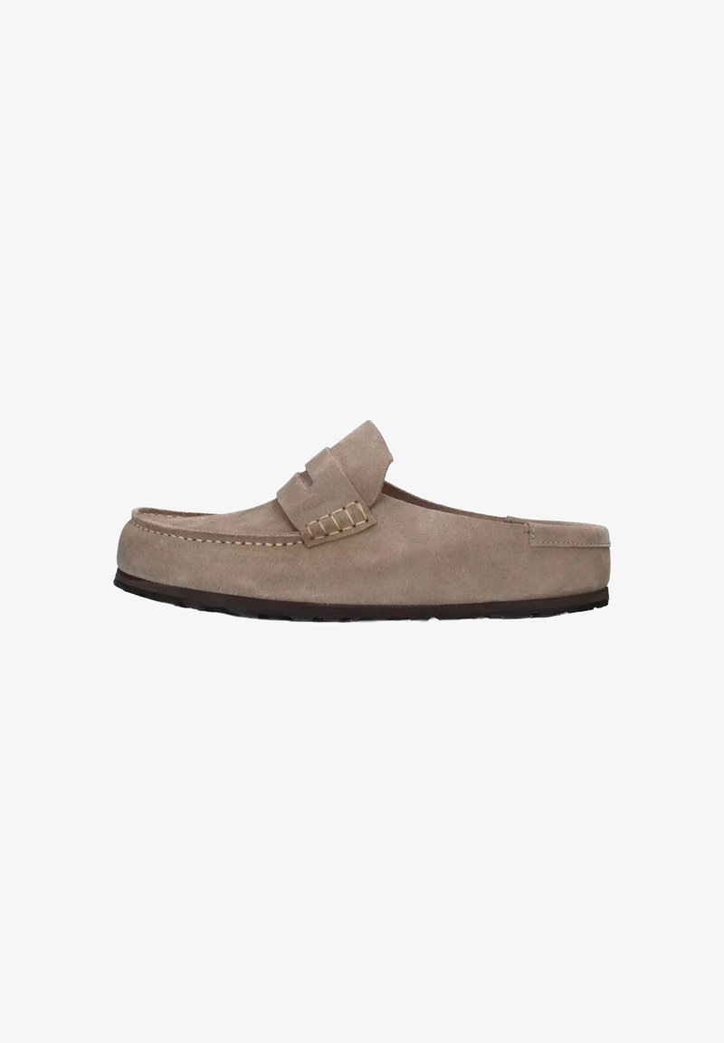 Mocassino beige in suede, tipo slip-on, con dettagli cuciti, una fascia accentuata sollevata e una suola in gomma scura flessibile. Design classico e informale.