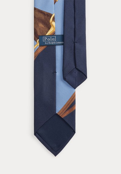 Μεταξωτή γραβάτα σε μπλε ναυτικό και ανοιχτό μπλε χρώμα με σχέδιο από καφέ δερμάτινο λουράκι, που εμφανίζει την ετικέτα Polo by Ralph Lauren ραμμένη στο πίσω μέρος.