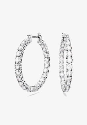 Srebrne obročaste uhane z vrsto prozornih, okroglo rezanih kamenčkov, zasajenih v zatičnem dizajnu, s varnim sklepom na tečaj.