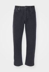 Jeans de mezclilla gris oscuro con corte recto, cinco bolsillos y herrajes metálicos. Presenta costuras de contraste y una textura ligeramente desgastada.