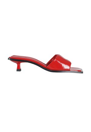 Mule rosso con punta aperta, tacco kitten basso e finitura lucida, vista di lato su sfondo bianco.