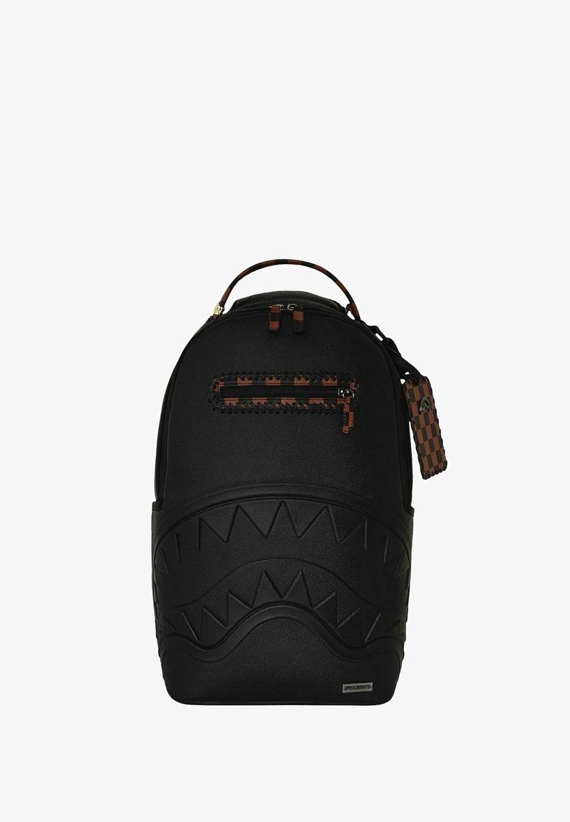 Mochila negra con patrón en relieve de zigzag que recuerda a los dientes de tiburón, tirador de cremallera de cuadros marrón y asa en la parte superior.