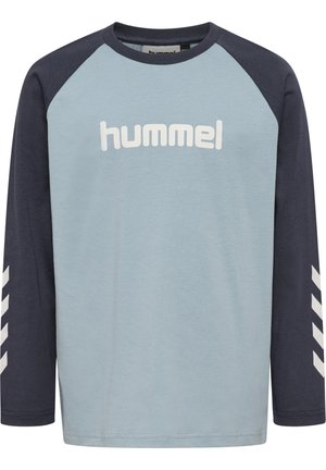 Koszulka z długim rękawem i okrągłym dekoltem, jasnoniebieskie przody, ciemnoniebieskie rękawy z białymi szewronami oraz biały napis "hummel" na piersi.