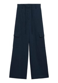 Lepakan kargo lebar dalam kain navy gelap, dilengkapi dengan pinggang tali serut, dua kantong kargo samping, dan tekstur yang halus.