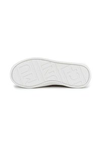 Suela de zapatilla blanca con un agarre texturizado y con patrón. Presenta una marca destacada y una forma redondeada. Diseño plano y uniforme en general.