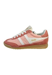 Sneakers Gola w delikatnym różu i bieli, wykonane z zamszu i nylonu, z trzema białymi paskami, brązową podeszwą gumową i złotymi akcentami logo.