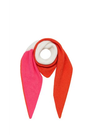 Weicher Strickschal mit dreieckiger Form, der rosa, weiße und rote Farbblöcke zeigt, in einer geschlungenen Art auf weißem Hintergrund präsentiert.
